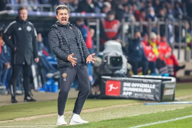 2. Bundesliga - VfL Bochum - SG Dynamo Dresden am 21.11.2025 im Vonovia Ruhrstadion in Bochum Trainer Thomas Stamm (Dresden) schreit und gestikuliert