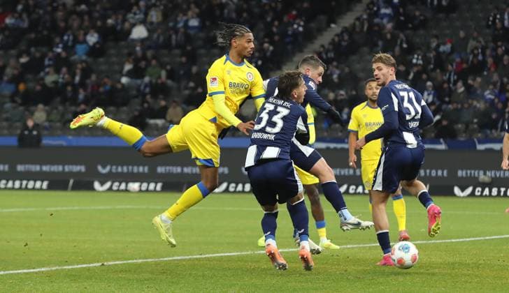 Sidi Sane, Michal Karbownik, Diego Demme, Marton Dardai Zweikampf Spielszene Aktion Fußball Fussball DFL 2.Bundesliga Herren 13. Spieltag Saison 2025 2026 21.11.2025 Hertha BSC Berlin vs. Eintracht Braunschweig BTSV DFL regulations prohibit any use of photographs as image sequences and or quasi-video