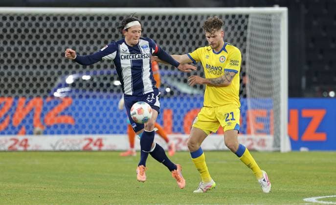 Fabian Reese am Ball, Kevin Ehlers Zweikampf Spielszene Aktion Fußball Fussball DFL 2.Bundesliga Herren 13. Spieltag Saison 2025 2026 21.11.2025 Hertha BSC Berlin vs. Eintracht Braunschweig BTSV DFL regulations prohibit any use of photographs as image sequences and or quasi-video