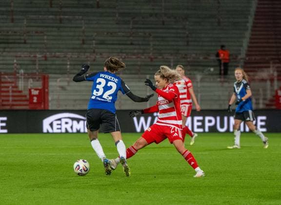 Fußball, Frauen, Saison 2025 2026, Google Pixel Frauen-Bundesliga (11. Spieltag), 1. FC Union Berlin - Hamburger SV, v. l. Lotta Wrede (Hamburger SV), Jenny Hipp (1. Frauen 1. FC Union), 21.11. 2025, Copyright: xMatthiasxKochx