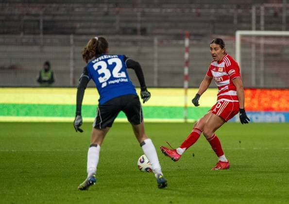 Fußball, Frauen, Saison 2025 2026, Google Pixel Frauen-Bundesliga (11. Spieltag), 1. FC Union Berlin - Hamburger SV, v. l. Lotta Wrede (Hamburger SV), Marina Georgieva (1. Frauen 1. FC Union), 21.11. 2025, Copyright: xMatthiasxKochx