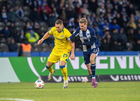 Fussball, Herren, Saison 2025 2026, 2. Bundesliga (13. Spieltag), Hertha BSC - Eintracht Braunschweig, v.l. Sven Köhler (Braunschweig), Marten Winkler (Hertha BSC), 21.11. 2025,