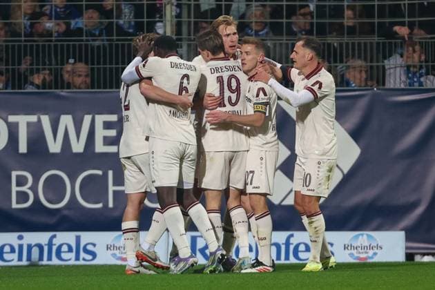 2. Bundesliga - VfL Bochum - SG Dynamo Dresden am 21.11.2025 im Vonovia Ruhrstadion in Bochum Jubel, Torjubel, Torschuetze, Torschütze Vincent Vermeij (Dresden 9) jubelt nach seinem Tor zum 0 zu 2 mit der Mannschaft , hier mit Kofi Amoako (Dresden 6) , Alexander Rossipal (Dresden 19) , Niklas Hauptmann (Dresden 27) , Jakob Lemmer (Dresden 10)