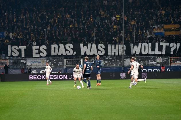 Fans Dynamo Dresden mit Banner: Ist es das, was ihr wollt?! waehrend des Spiels der 2. Bundesliga zwischen VfL Bochum und Dynamo Dresden, Vonovia Ruhrstadion am 21. November 2025 in Bochum, Deutschland. (Foto von Ralf Treese DeFodi Images) +++ Fans Dynamo Dresden with banner during the 2. Bundesliga match between VfL Bochum and Dynamo Dresden at Vonovia Ruhrstadion on November 21, 2025 in Bochum, Germany. (Photo by Ralf Treese DeFodi Images) (Photo by Ralf Treese DeFodi Images)