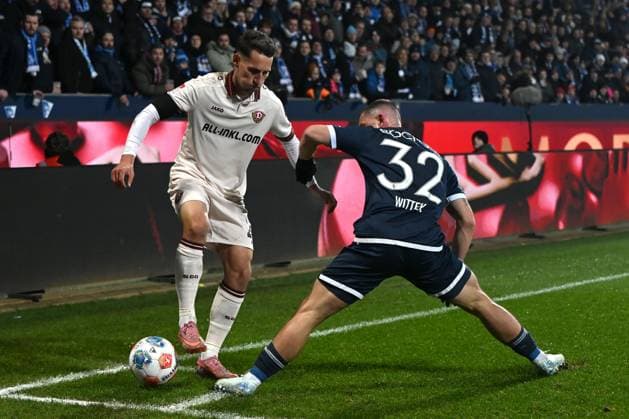 Konrad Faber (Dynamo Dresden) und Maximilian Wittek (VfL Bochum) im Zweikampf waehrend des Spiels der 2. Bundesliga zwischen VfL Bochum und Dynamo Dresden, Vonovia Ruhrstadion am 21. November 2025 in Bochum, Deutschland. (Foto von Ralf Treese DeFodi Images) +++ Konrad Faber (Dynamo Dresden) und Maximilian Wittek (VfL Bochum) battle for the ball during the 2. Bundesliga match between VfL Bochum and Dynamo Dresden at Vonovia Ruhrstadion on November 21, 2025 in Bochum, Germany. (Photo by Ralf Treese DeFodi Images) (Photo by Ralf Treese DeFodi Images)