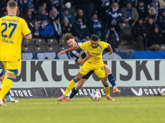 Fussball, Herren, Saison 2025 2026, 2. Bundesliga (13. Spieltag), Hertha BSC - Eintracht Braunschweig, v.l. Sven Köhler (Braunschweig), Linus Gechter (Hertha BSC), Leon Bell Bell (Braunschweig), 21.11. 2025,