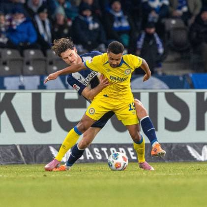Fussball, Herren, Saison 2025 2026, 2. Bundesliga (13. Spieltag), Hertha BSC - Eintracht Braunschweig, v.l. Linus Gechter (Hertha BSC), Leon Bell Bell (Braunschweig), 21.11. 2025,