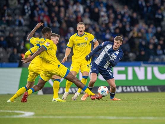 Fussball, Herren, Saison 2025 2026, 2. Bundesliga (13. Spieltag), Hertha BSC - Eintracht Braunschweig, v.l. Florian Flick (Braunschweig), Patrick Nkoa (Braunschweig), Sven Köhler (Braunschweig), Michael Cuisance (Hertha BSC), 21.11. 2025,