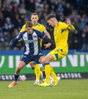 Fussball, Herren, Saison 2025 2026, 2. Bundesliga (13. Spieltag), Hertha BSC - Eintracht Braunschweig, v.l. Michael Cuisance (Hertha BSC), Florian Flick (Braunschweig), 21.11. 2025,