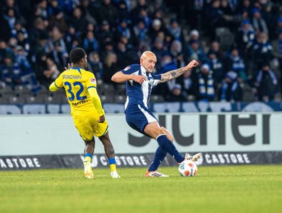 Fussball, Herren, Saison 2025 2026, 2. Bundesliga (13. Spieltag), Hertha BSC - Eintracht Braunschweig, v.l. Christian Conteh (Braunschweig), Toni Leistner (Hertha BSC), 21.11. 2025,