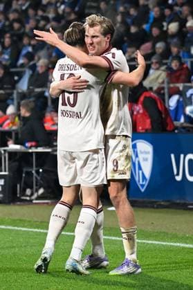 Bochum, Vonovia Ruhrstadion, 21.11.25, GER, Herren, 2.Bundesliga, Saison 2025-2026, VfL Bochum - SG Dynamo Dresden Bild: Vincent VERMEIJ (Dresden) jubelt nach seinem Tor zum 0:2 mit Alexander ROSSIPAL (Dresden) DFL regulations prohibit any use of photographs as image sequences and or quasi-video. NRW Deutschland