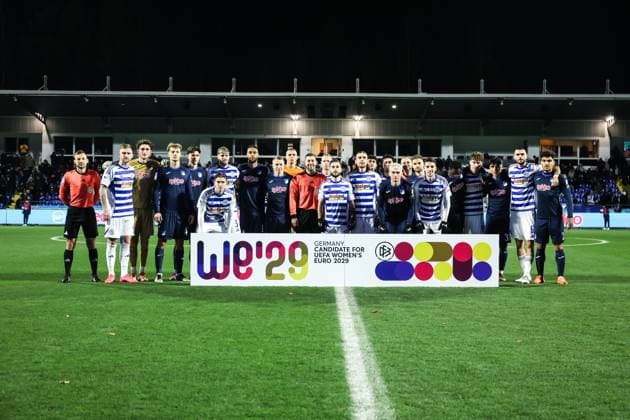 Fussball, 3.Liga Saison 2025 2026 15.Spieltag TSG 1899 Hoffenheim II - MSV Duisburg 21.11.2025, Dietmar-Hopp-Stadion Die Mannschaften mit den Schiedsrichtern vor dem Spiel bei einem Gemeinsamen Foto mit einem Banner für die Bewerbung vom DFB für die UEFA Women™s Euro 2029 in Deutschland, die UEFA entscheidet im Dezember über die Vergabe Hoffenheim Dietmar-Hopp-Stadion Baden-Württemberg Deutschland