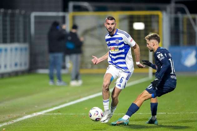 v.li.: Rasim Bulic (MSV, 6), Luka Djuric (Duric, TSG II, 10), Zweikampf, Spielszene, Duell, duel, tackle, tackling, Dynamik, Action, Aktion, 21.11.2025, Sinsheim (Deutschland), Fussball, 3. Liga, TSG 1899 Hoffenheim II - MSV Duisburg, DFB DFL REGULATIONS PROHIBIT ANY USE OF PHOTOGRAPHS AS IMAGE SEQUENCES AND OR QUASI-VIDEO.