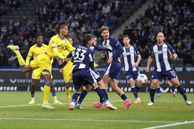 21.11.2025, xtgx, Fussball 2. Bundesliga, Hertha BSC Berlin - Eintracht Braunschweig emspor, v.l. Sidi Sane (Braunschweig, 24) Kopfball schiesst den Ball aufs Tor, Torschuss, Schuss (DFL DFB REGULATIONS PROHIBIT ANY USE OF PHOTOGRAPHS as IMAGE SEQUENCES and or QUASI-VIDEO) Berlin
