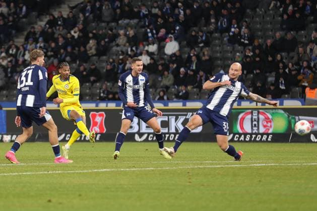 21.11.2025, xtgx, Fussball 2. Bundesliga, Hertha BSC Berlin - Eintracht Braunschweig emspor, v.l. Sidi Sane (Braunschweig, 24) schiesst den Ball aufs Tor, Torschuss, Schuss (DFL DFB REGULATIONS PROHIBIT ANY USE OF PHOTOGRAPHS as IMAGE SEQUENCES and or QUASI-VIDEO) Berlin