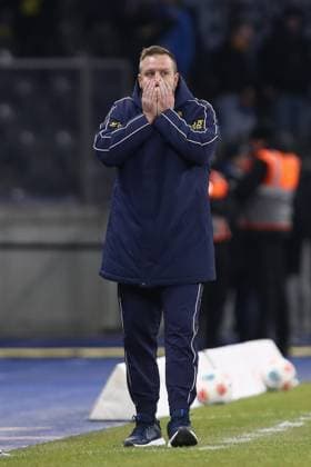 21.11.2025, xtgx, Fussball 2. Bundesliga, Hertha BSC Berlin - Eintracht Braunschweig emspor, v.l. Heiner Backhaus (Braunschweig, Trainer) enttaeuscht, enttäuscht, schaut enttaeuscht, niedergeschlagen, disappointed (DFL DFB REGULATIONS PROHIBIT ANY USE OF PHOTOGRAPHS as IMAGE SEQUENCES and or QUASI-VIDEO) Berlin
