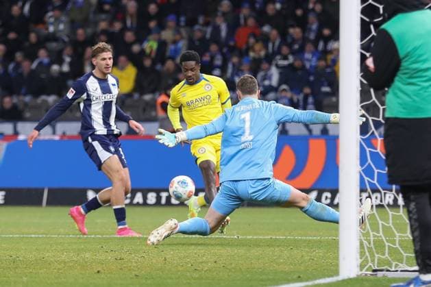 21.11.2025, xtgx, Fussball 2. Bundesliga, Hertha BSC Berlin - Eintracht Braunschweig emspor, v.l. Christian Conteh (Braunschweig, 32) schiesst den Ball aufs Tor, Torschuss, Schuss (DFL DFB REGULATIONS PROHIBIT ANY USE OF PHOTOGRAPHS as IMAGE SEQUENCES and or QUASI-VIDEO) Berlin