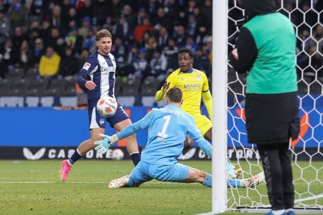 21.11.2025, xtgx, Fussball 2. Bundesliga, Hertha BSC Berlin - Eintracht Braunschweig emspor, v.l. Christian Conteh (Braunschweig, 32) schiesst den Ball aufs Tor, Torschuss, Schuss (DFL DFB REGULATIONS PROHIBIT ANY USE OF PHOTOGRAPHS as IMAGE SEQUENCES and or QUASI-VIDEO) Berlin