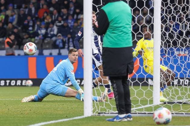 21.11.2025, xtgx, Fussball 2. Bundesliga, Hertha BSC Berlin - Eintracht Braunschweig emspor, v.l. Christian Conteh (Braunschweig, 32) schiesst den Ball aufs Tor, Torschuss, Schuss (DFL DFB REGULATIONS PROHIBIT ANY USE OF PHOTOGRAPHS as IMAGE SEQUENCES and or QUASI-VIDEO) Berlin