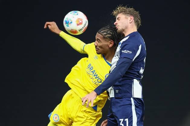 21.11.2025, xtgx, Fussball 2. Bundesliga, Hertha BSC Berlin - Eintracht Braunschweig emspor, v.l. Sidi Sane (Braunschweig, 24), Marton Dardai (Hertha, 31) Zweikampf, Duell, Kampf, tackle (DFL DFB REGULATIONS PROHIBIT ANY USE OF PHOTOGRAPHS as IMAGE SEQUENCES and or QUASI-VIDEO) Berlin