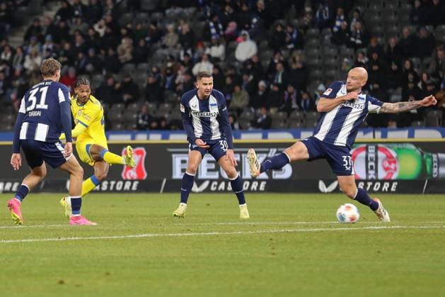 21.11.2025, xtgx, Fussball 2. Bundesliga, Hertha BSC Berlin - Eintracht Braunschweig emspor, v.l. Sidi Sane (Braunschweig, 24) schiesst den Ball aufs Tor, Torschuss, Schuss (DFL DFB REGULATIONS PROHIBIT ANY USE OF PHOTOGRAPHS as IMAGE SEQUENCES and or QUASI-VIDEO) Berlin