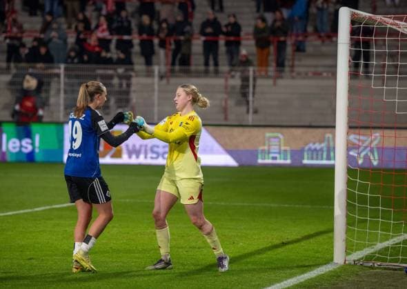 Fußball, Frauen, Saison 2025 2026, Google Pixel Frauen-Bundesliga (11. Spieltag), 1. FC Union Berlin - Hamburger SV, v. l. Victoria Schulz (Hamburger SV), Torfrau Larissa Haidner (Hamburger SV), 21.11. 2025, Copyright: xMatthiasxKochx