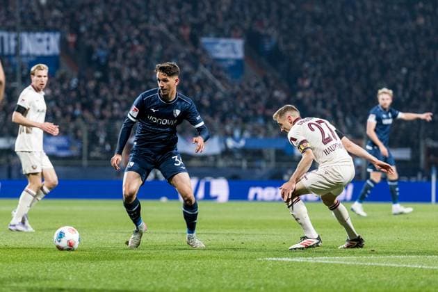 2. Fussball Bundesliga, VfL Bochum - Dynamo Dresden; 21.11.2025 Zweikampf Cajetan Lenz (VfL Bochum, 34), Niklas Hauptmann (Dynamo Dresden, 27) 2. Fussball Bundesliga, VfL Bochum - Dynamo Dresden, Bochum, VONONVIA Ruhrstadion, 21.11.2025 DFL REGULATIONS PROHIBIT ANY USE OF PHOTOGRAPHS AS IMAGE SEQUENCES AND OR QUASI-VIDEO.