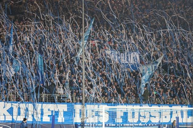 2. Bundesliga - VfL Bochum - SG Dynamo Dresden am 21.11.2025 im Vonovia Ruhrstadion in Bochum Die VfL Bochum Fans in der Ostkurve mit Wurfrollen