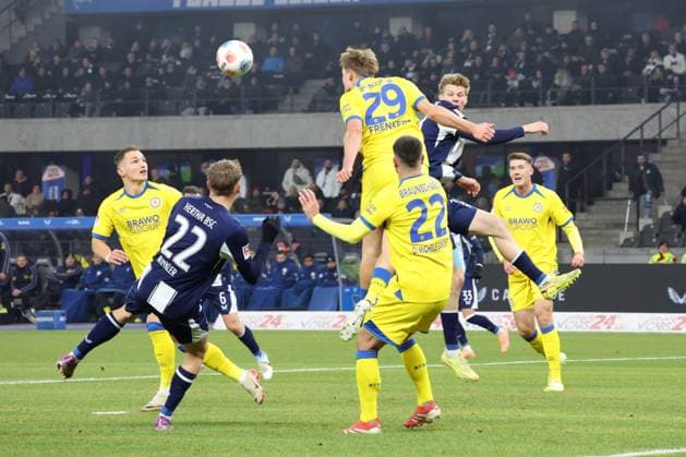 DEU, DFL, 2. FBL, Hertha BSC vs. Eintracht Braunschweig, 21.11.2025, Berliner Olympiastadion, Berlin, DEU, DFL, 2. FBL, Hertha BSC vs. Eintracht Braunschweig, im Bild Marten Winkler (Hertha BSC Berlin 22), Luca Schuler (Hertha BSC Berlin 18), b22 , LUKAS FRENKERT (Eintracht Braunschweig 29), Sven Koehler (Eintracht Braunschweig 27) DFL - regulations prohibit any use of Photographs as image sequences and or quasi-video