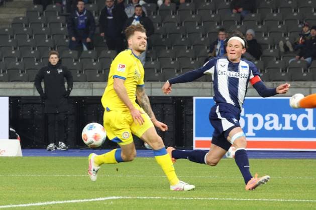 DEU, DFL, 2. FBL, Hertha BSC vs. Eintracht Braunschweig, 21.11.2025, Berliner Olympiastadion, Berlin, DEU, DFL, 2. FBL, Hertha BSC vs. Eintracht Braunschweig, im Bild Fabian Reese (Hertha BSC Berlin 11) , Kevin Ehlers (Eintracht Braunschweig 21) DFL - regulations prohibit any use of Photographs as image sequences and or quasi-video