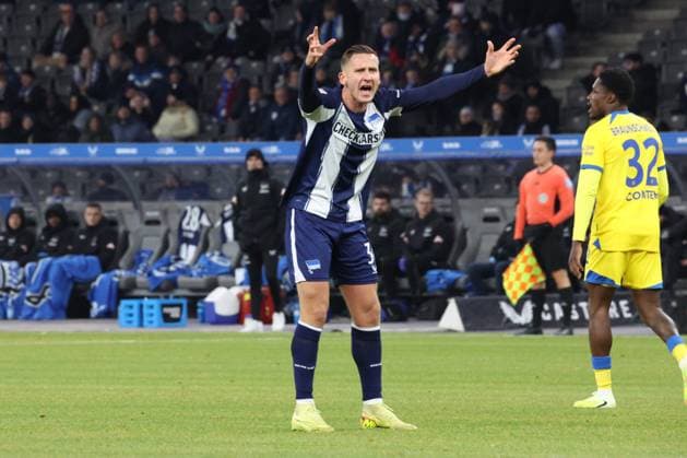DEU, DFL, 2. FBL, Hertha BSC vs. Eintracht Braunschweig, 21.11.2025, Berliner Olympiastadion, Berlin, DEU, DFL, 2. FBL, Hertha BSC vs. Eintracht Braunschweig, im Bild Paul Seguin (Hertha BSC Berlin 30) DFL - regulations prohibit any use of Photographs as image sequences and or quasi-video