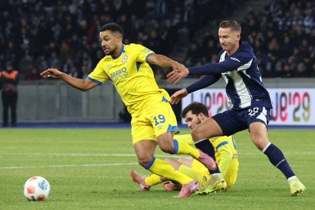 DEU, DFL, 2. FBL, Hertha BSC vs. Eintracht Braunschweig, 21.11.2025, Berliner Olympiastadion, Berlin, DEU, DFL, 2. FBL, Hertha BSC vs. Eintracht Braunschweig, im Bild Paul Seguin (Hertha BSC Berlin 30), Leon Bell Bell (Eintracht Braunschweig 19), MEHMET CAN AYDIN (Eintracht Braunschweig 8) DFL - regulations prohibit any use of Photographs as image sequences and or quasi-video