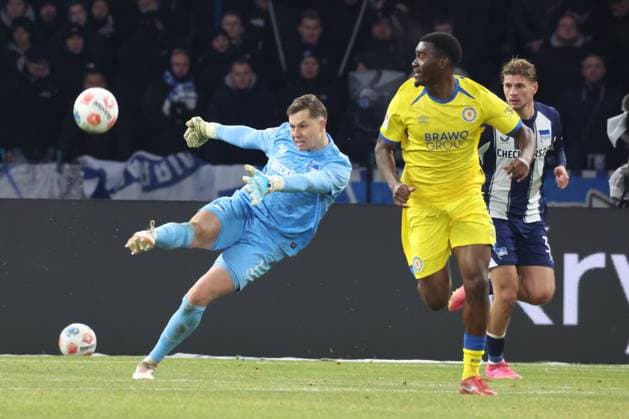 DEU, DFL, 2. FBL, Hertha BSC vs. Eintracht Braunschweig, 21.11.2025, Berliner Olympiastadion, Berlin, DEU, DFL, 2. FBL, Hertha BSC vs. Eintracht Braunschweig, im Bild Tjark Ernst (Hertha BSC Berlin 1), Marton Dardai (Hertha BSC Berlin 31), PATRICK NKOA (Eintracht Braunschweig 3) DFL - regulations prohibit any use of Photographs as image sequences and or quasi-video