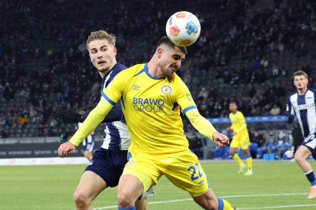 DEU, DFL, 2. FBL, Hertha BSC vs. Eintracht Braunschweig, 21.11.2025, Berliner Olympiastadion, Berlin, DEU, DFL, 2. FBL, Hertha BSC vs. Eintracht Braunschweig, im Bild Marten Winkler (Hertha BSC Berlin 22), Fabio di Michele Sanchez (Eintracht Braunschweig 22) DFL - regulations prohibit any use of Photographs as image sequences and or quasi-video