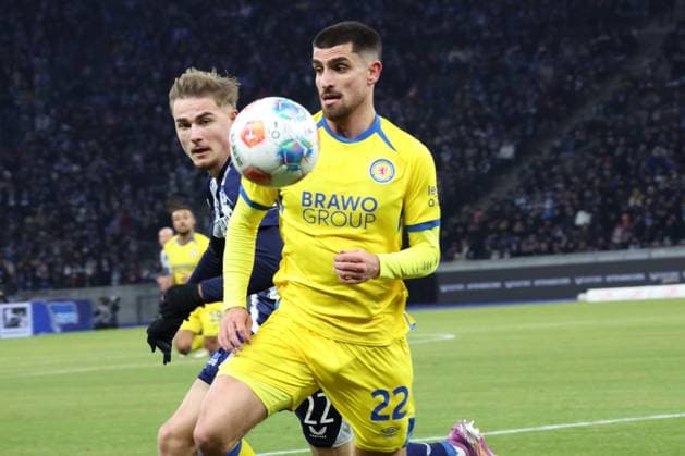 DEU, DFL, 2. FBL, Hertha BSC vs. Eintracht Braunschweig, 21.11.2025, Berliner Olympiastadion, Berlin, DEU, DFL, 2. FBL, Hertha BSC vs. Eintracht Braunschweig, im Bild Marten Winkler (Hertha BSC Berlin 22), Fabio di Michele Sanchez (Eintracht Braunschweig 22) DFL - regulations prohibit any use of Photographs as image sequences and or quasi-video