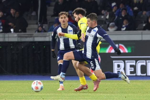 DEU, DFL, 2. FBL, Hertha BSC vs. Eintracht Braunschweig, 21.11.2025, Berliner Olympiastadion, Berlin, DEU, DFL, 2. FBL, Hertha BSC vs. Eintracht Braunschweig, im Bild Diego Demme (Hertha BSC Berlin 6), Michal Karbownik (Hertha BSC Berlin 33), MEHMET CAN AYDIN (Eintracht Braunschweig 8) DFL - regulations prohibit any use of Photographs as image sequences and or quasi-video
