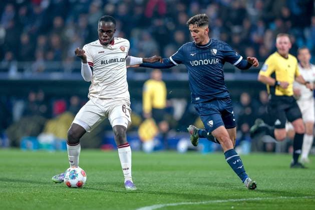 21.10.2025, Fußball, VfL Bochum - SG Dynamo Dresden, 2. Fußball Bundesliga, Vonovia Ruhrstadion, Saison 2025 2026: Kofi Amoako (Dynamo Dresden 06) im Zweikampf gegen Cajetan Lenz (VfL Bochum 34) DFB regulations prohibit any use of photographs as image sequences and or quasi-video. Nordrhein-Westfalen Deutschland
