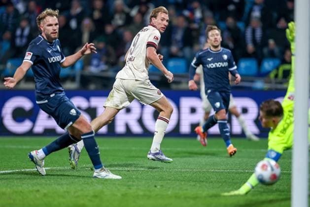 21.10.2025, Fußball, VfL Bochum - SG Dynamo Dresden, 2. Fußball Bundesliga, Vonovia Ruhrstadion, Saison 2025 2026: Torjubel nach dem Tor zum 2:0 durch Torschütze Vincent Vermeij (Dynamo Dresden 09) der den Ball an Torwart Timo Horn (VfL Bochum 01) ins Tor Schießt Torschuss Schuss Treffer DFB regulations prohibit any use of photographs as image sequences and or quasi-video. Nordrhein-Westfalen Deutschland