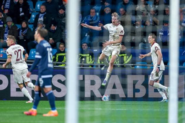 21.10.2025, Fußball, VfL Bochum - SG Dynamo Dresden, 2. Fußball Bundesliga, Vonovia Ruhrstadion, Saison 2025 2026: Torjubel nach dem Tor zum 2:0 durch Torschütze Vincent Vermeij (Dynamo Dresden 09) zusammen mit Alexander Rossipal (Dynamo Dresden 19) DFB regulations prohibit any use of photographs as image sequences and or quasi-video. Nordrhein-Westfalen Deutschland