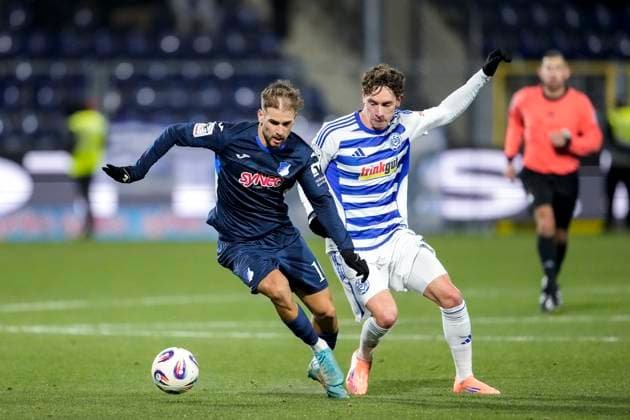 v.li.: Luka Djuric (Duric, TSG II, 10), Tim Heike (MSV, 9), Zweikampf, Spielszene, Duell, duel, tackle, tackling, Dynamik, Action, Aktion, 21.11.2025, Sinsheim (Deutschland), Fussball, 3. Liga, TSG 1899 Hoffenheim II - MSV Duisburg, DFB DFL REGULATIONS PROHIBIT ANY USE OF PHOTOGRAPHS AS IMAGE SEQUENCES AND OR QUASI-VIDEO.