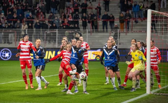 Fußball, Frauen, Saison 2025 2026, Google Pixel Frauen-Bundesliga (11. Spieltag), 1. FC Union Berlin - Hamburger SV, in der Mitte v. l. Jenny Hipp (1. Frauen 1. FC Union), Annalena Wucher (Hamburger SV), 21.11. 2025, *** Soccer, Women, Season 2025 2026, Google Pixel Women Bundesliga 11 Matchday , 1 FC Union Berlin Hamburger SV, in the middle f l Jenny Hipp 1 Women 1 FC Union , Annalena Wucher Hamburger SV , 21 11 2025, Copyright: xMatthiasxKochx
