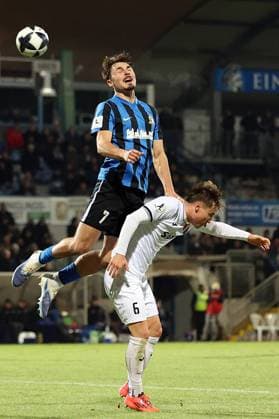 21.11.2025, xrekx, Fussball Regionalliga Suedwest, Eintracht Trier - TSV Steinbach Haiger v.l. Mateo Biondic (SV Eintracht Trier 05) Lukas Näpflein Naepflein(TSV Steinbach Haiger) Zweikampf, Aktion, action, battle for the ball (DFL DFB REGULATIONS PROHIBIT ANY USE OF PHOTOGRAPHS as IMAGE SEQUENCES and or QUASI-VIDEO) Trier