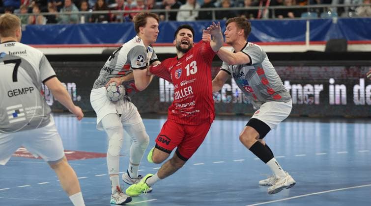 Bietigheim , Handball 2. Bundesliga SG BBM Bietigheim vs. TV Grosswallstadt , von links: Ben Battermann ( Gross ) Juan de la Pena ( BBM ) Sebastian Trost ( Gross )