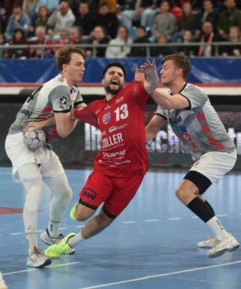 Bietigheim , Handball 2. Bundesliga SG BBM Bietigheim vs. TV Grosswallstadt , von links: Ben Battermann ( Gross ) Juan de la Pena ( BBM ) Sebastian Trost ( Gross ) *** Bietigheim , Handball 2 Bundesliga SG BBM Bietigheim vs TV Grosswallstadt , from left Ben Battermann Gross Juan de la Pena BBM Sebastian Trost Gross