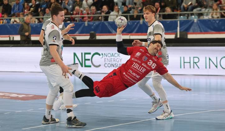 Bietigheim , Handball 2. Bundesliga SG BBM Bietigheim vs. TV Grosswallstadt , mitte: Jonathan Fischer ( BBM )