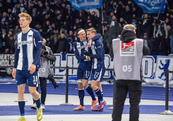 Fussball, Herren, Saison 2025 2026, 2. Bundesliga (13. Spieltag), Hertha BSC - Eintracht Braunschweig, v.l. Luca Schuler (Hertha BSC), Fabian Reese (Hertha BSC), Marten Winkler (Hertha BSC), Jubel nach Tor zum 1:0, 21.11. 2025,