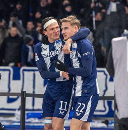 Fussball, Herren, Saison 2025 2026, 2. Bundesliga (13. Spieltag), Hertha BSC - Eintracht Braunschweig, v.l. Fabian Reese (Hertha BSC), Marten Winkler (Hertha BSC), Jubel nach Tor zum 1:0, 21.11. 2025,