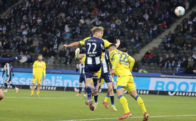 Marten Winkler erzielt das Tor zum 1:0 Zweikampf Spielszene Aktion Fußball Fussball DFL 2.Bundesliga Herren 13. Spieltag Saison 2025 2026 21.11.2025 Hertha BSC Berlin vs. Eintracht Braunschweig BTSV DFL regulations prohibit any use of photographs as image sequences and or quasi-video