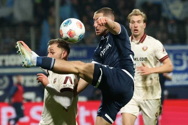 Bochum, Vonovia Ruhrstadion, 21.11.25, GER, Herren, 2. Bundesliga, Saison 2025 - 2026, VfL 1848 Bochum - Dynamo Dresden, Jakob Lemmer (Dynamo Dresden) und Maximillian Wittek (VfL Bochum) im Zweikampf, DFB DFL REGULATIONS PROHIBIT ANY USE OF PHOTOGRAPHS AS IMAGE SEQUENCES AND OR QUASI-VIDEO.