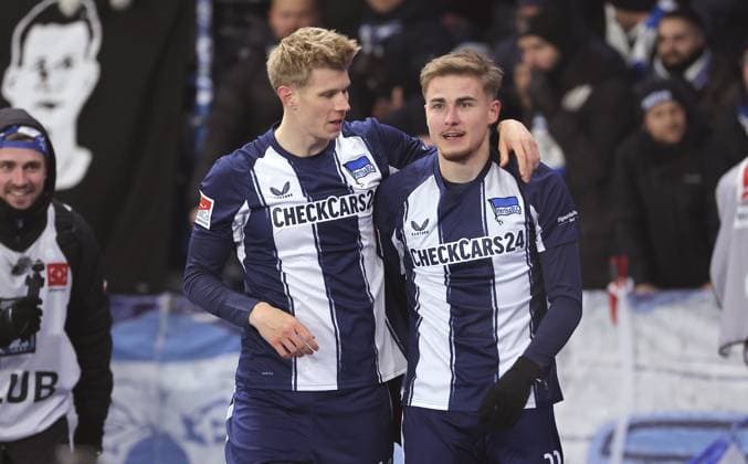 Marten Winkler jubelt nach 1:0 mit Luca Schuler Freude Emotion Jubel Fußball Fussball DFL 2.Bundesliga Herren 13. Spieltag Saison 2025 2026 21.11.2025 Hertha BSC Berlin vs. Eintracht Braunschweig BTSV DFL regulations prohibit any use of photographs as image sequences and or quasi-video